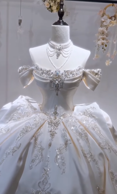 Princess Off-the-shoulder Ball Gown White Wedding Dress Satin Beaded Bridal Dress Elegant Bridal Gown EW004