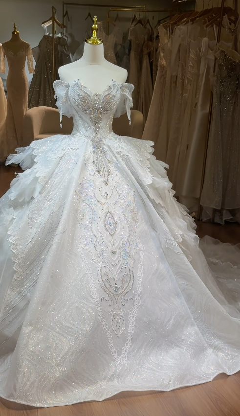 Elegant White Off-shoulder A-Line Tulle Weddding Dress for Bride EA09621