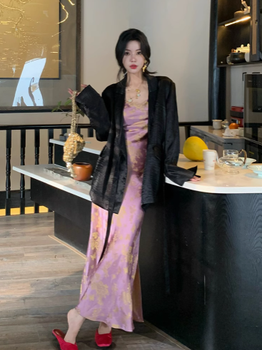 Lila Rauch vergoldeter chinesischer Stil Neuer chinesischer Satin Großer U-Ausschnitt Taillenträger Langer Rock für Frauen ED0112