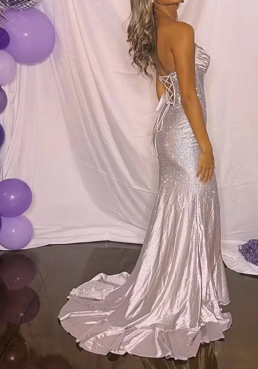 Robe de bal longue style sirène argentée, bustier, perlée et fendue, ED01384