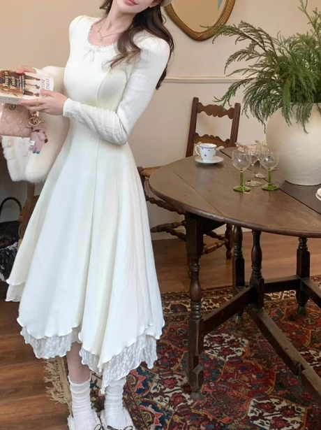 French Gardenia White Tea kann mit einem weißen langärmeligen Strickkleid ED0140 getragen werden
