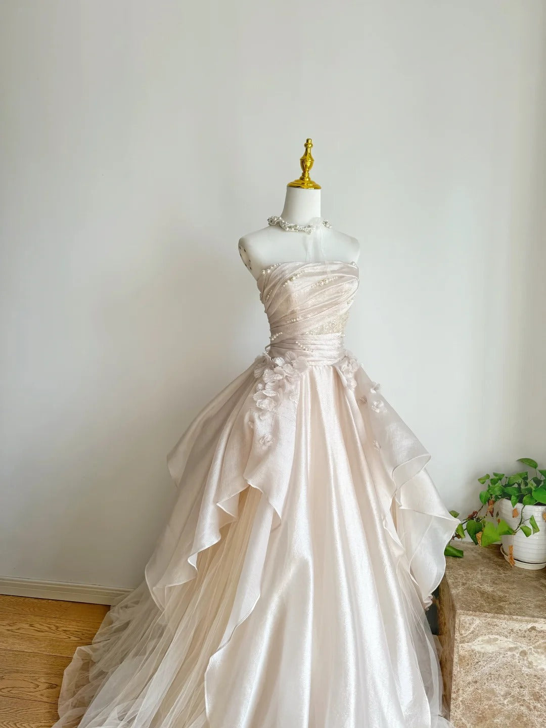 Robe de bal longue en satin et tulle rose doux, coupe trapèze, sans bretelles, avec appliques, ED01476