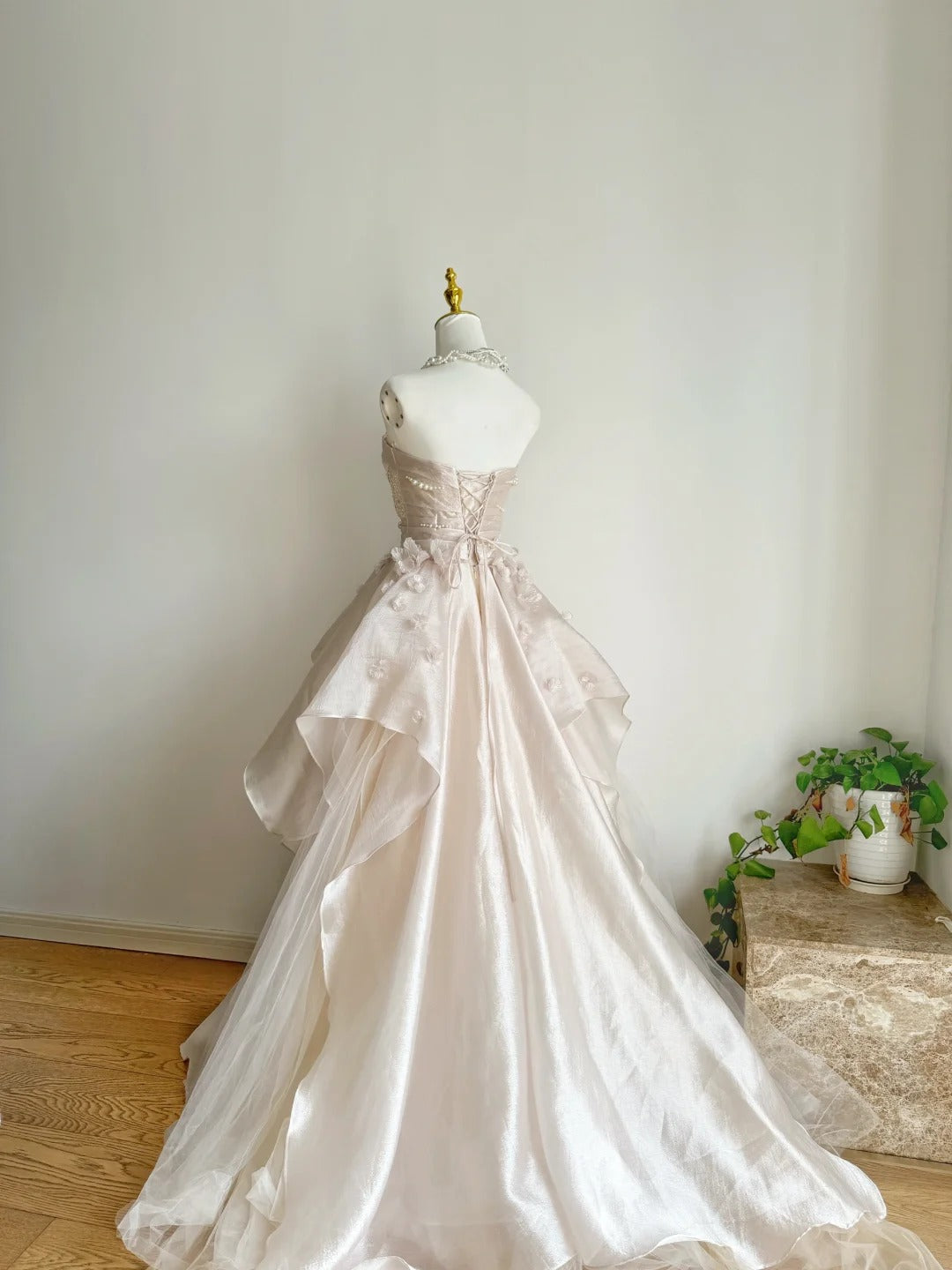 Robe de bal longue en satin et tulle rose doux, coupe trapèze, sans bretelles, avec appliques, ED01476
