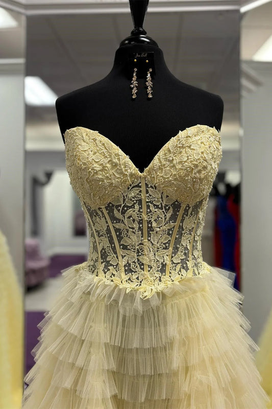 Gelbes A-Linien-Ballkleid, trägerlos, mehrlagig, herzförmiger Ausschnitt, Tüll, Perlenbesatz, langes Ballkleid mit Schlitz ED01499