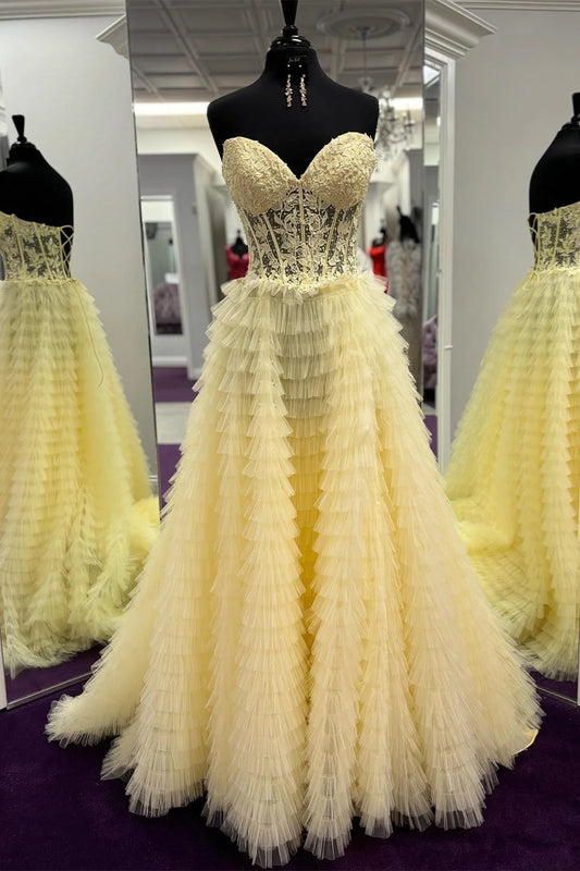 Gelbes A-Linien-Ballkleid, trägerlos, mehrlagig, herzförmiger Ausschnitt, Tüll, Perlenbesatz, langes Ballkleid mit Schlitz ED01499