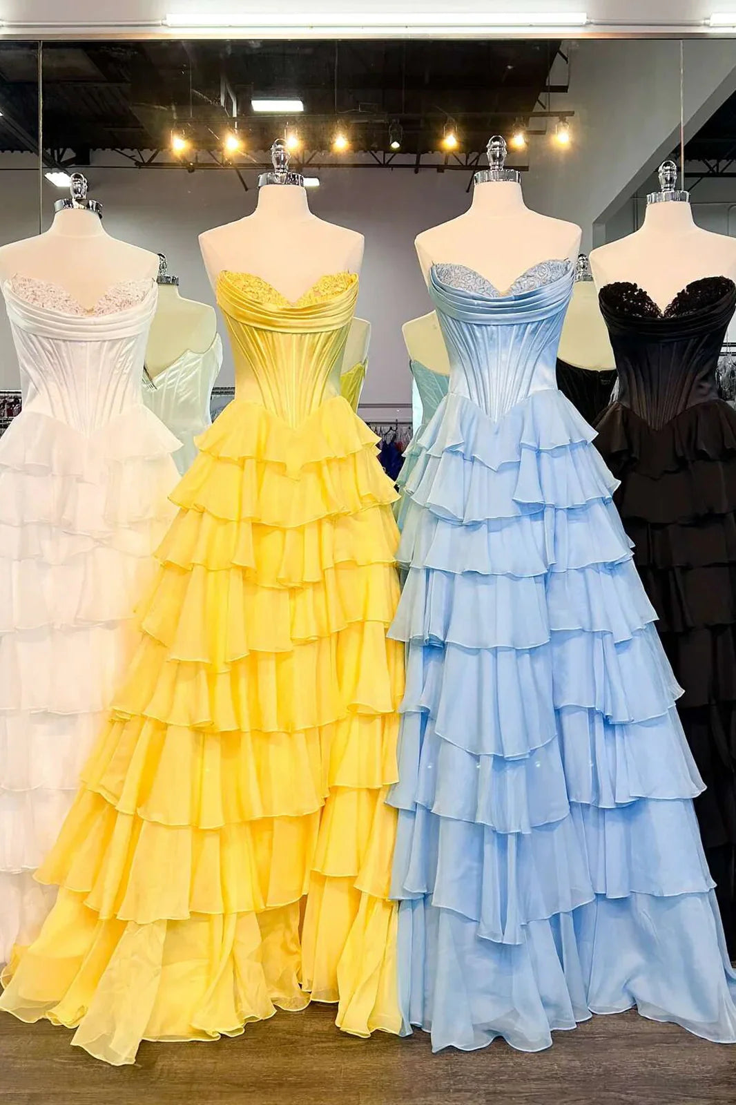 Jolie robe de bal longue jaune à volants et décolleté en cœur avec fente ED01576