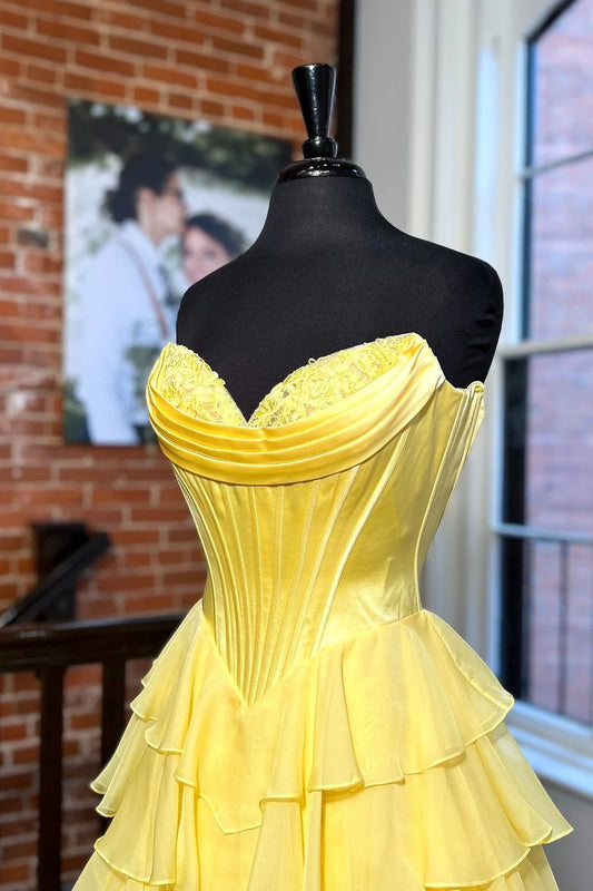 Jolie robe de bal longue jaune à volants et décolleté en cœur avec fente ED01576