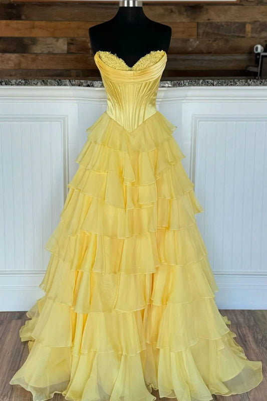 Jolie robe de bal longue jaune à volants et décolleté en cœur avec fente ED01576