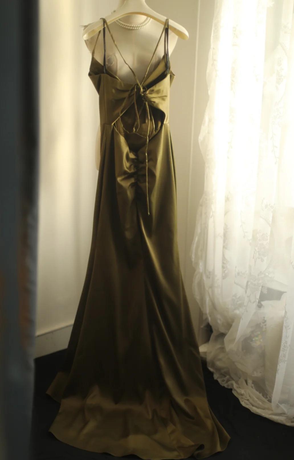 Robe de bal longue en satin à col en V et sirène, élégante robe de soirée à bretelles spaghetti ED01584