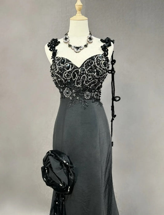 Robe de bal longue noire élégante en satin à paillettes et perles, décolleté en cœur, ED01606