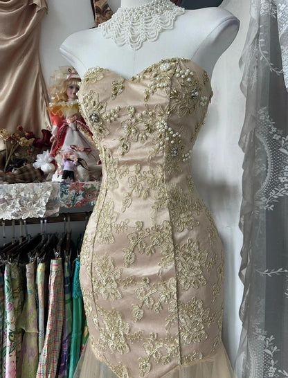 Gelbes Meerjungfrau-Abendkleid, trägerlos, Herzausschnitt, Tüll, Perlenapplikationen, lang, ED01651