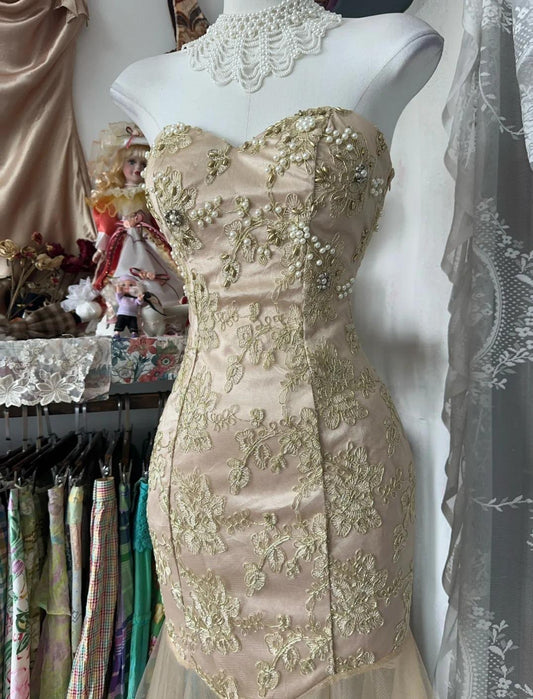 Gelbes Meerjungfrau-Abendkleid, trägerlos, Herzausschnitt, Tüll, Perlenapplikationen, lang, ED01651