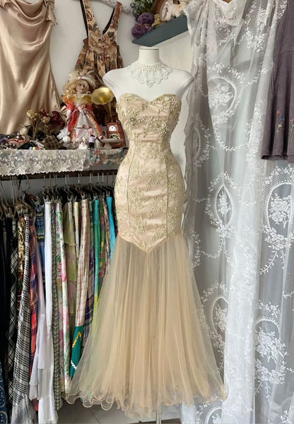 Gelbes Meerjungfrau-Abendkleid, trägerlos, Herzausschnitt, Tüll, Perlenapplikationen, lang, ED01651