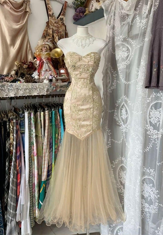 Gelbes Meerjungfrau-Abendkleid, trägerlos, Herzausschnitt, Tüll, Perlenapplikationen, lang, ED01651
