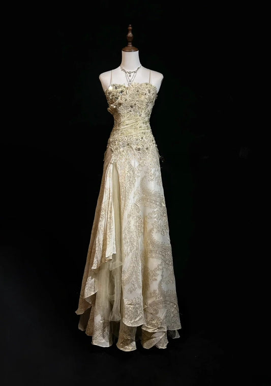 Robe de bal longue en satin et dentelle, coupe trapèze dorée, bretelles spaghetti, avec appliques perlées ED01719
