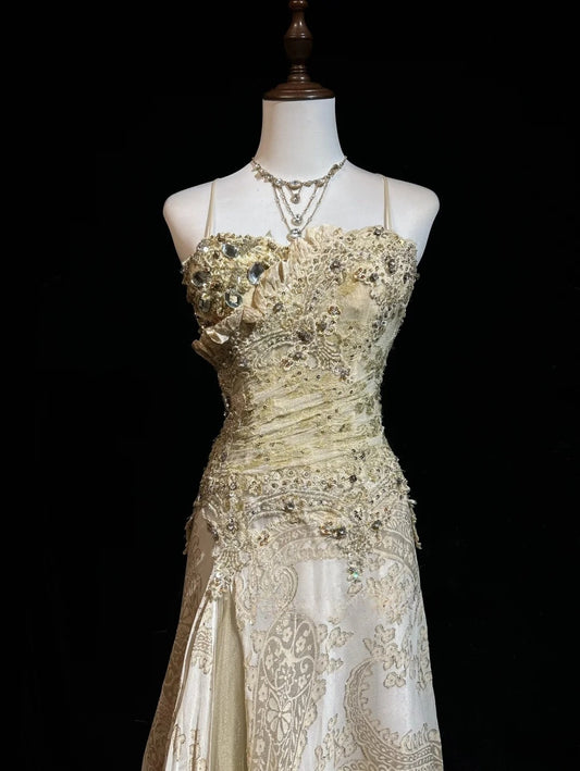 Robe de bal longue en satin et dentelle, coupe trapèze dorée, bretelles spaghetti, avec appliques perlées ED01719