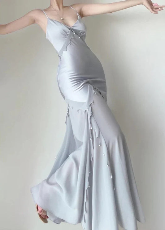 Robe de soirée longue en satin argenté style sirène rétro à bretelles spaghetti et perles ED01739