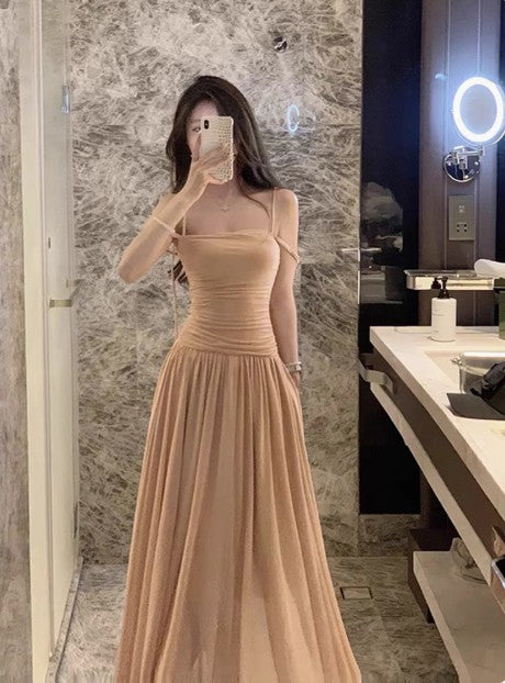 Kleid mit plissierter Taille und Hosenträgern im sanften Stil ED01746