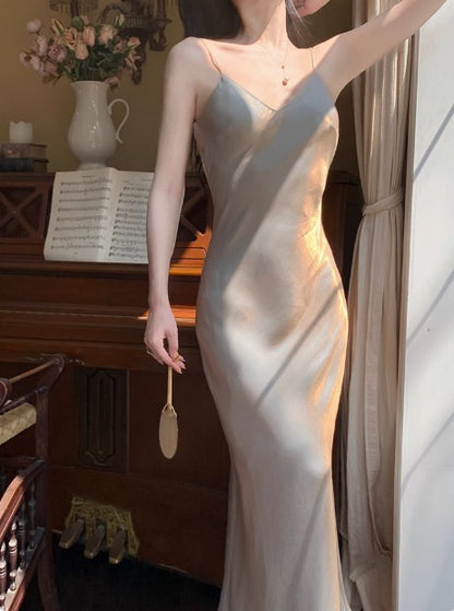 Robe moulante élégante à bretelles spaghetti et col en V en soie pailletée ED01756