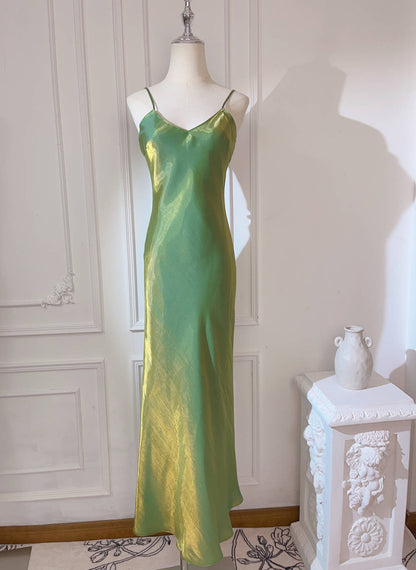Robe moulante élégante à bretelles spaghetti et col en V en soie pailletée ED01756