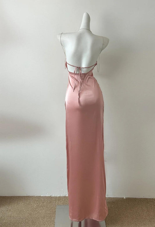 Robe de bal moulante en satin rose pêche à bretelles spaghetti et diamants ED01785