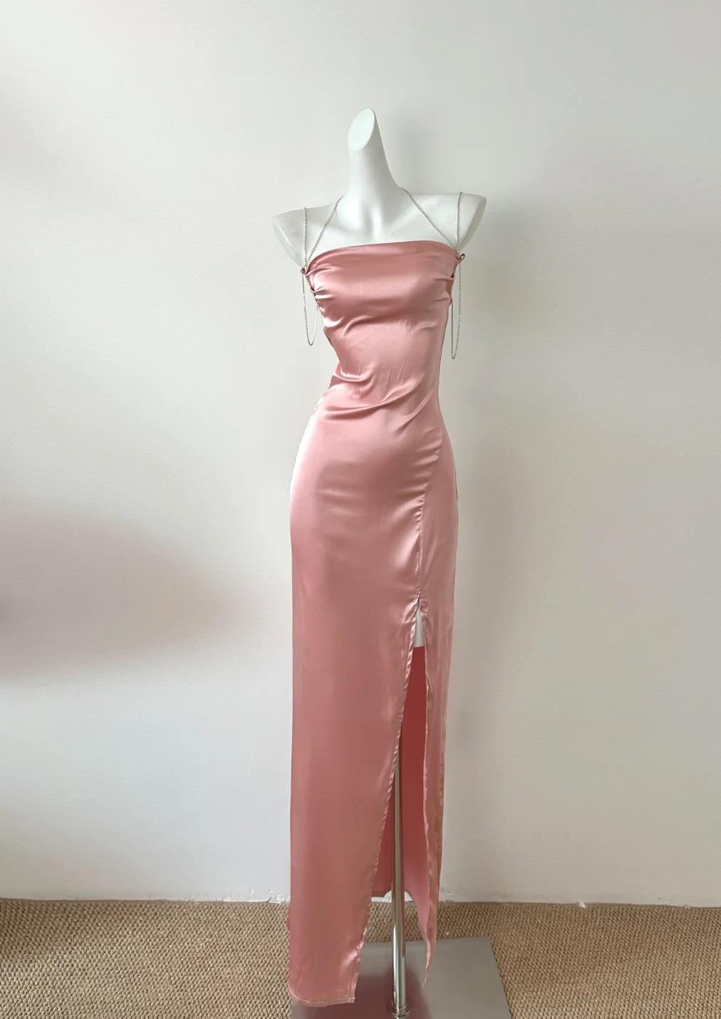Robe de bal moulante en satin rose pêche à bretelles spaghetti et diamants ED01785