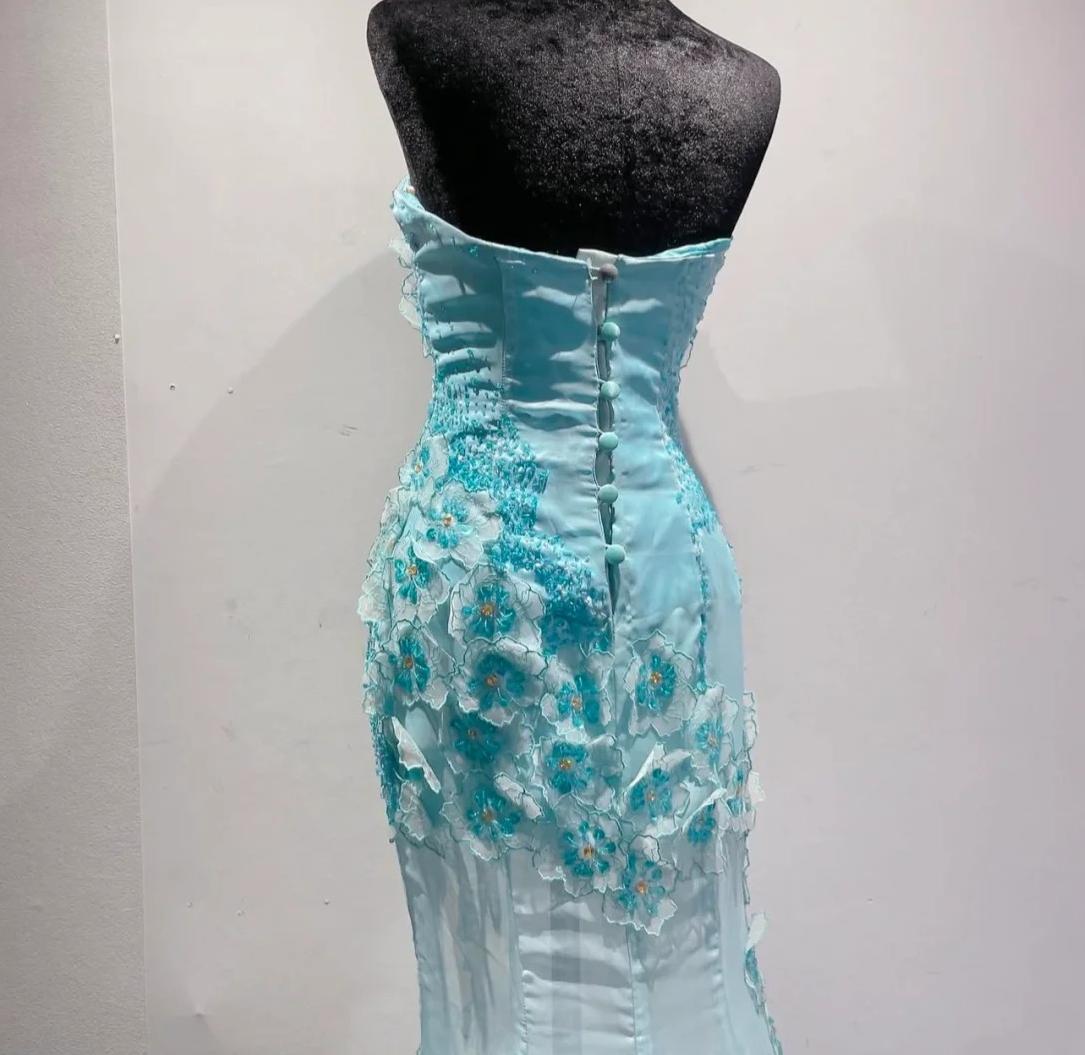 Eisblaues, trägerloses, langes Chiffon-Brautkleid im Meerjungfrauen-Stil mit Ombre-Effekt, Applikationen und Perlenbesatz, formelles Ballkleid ED01789