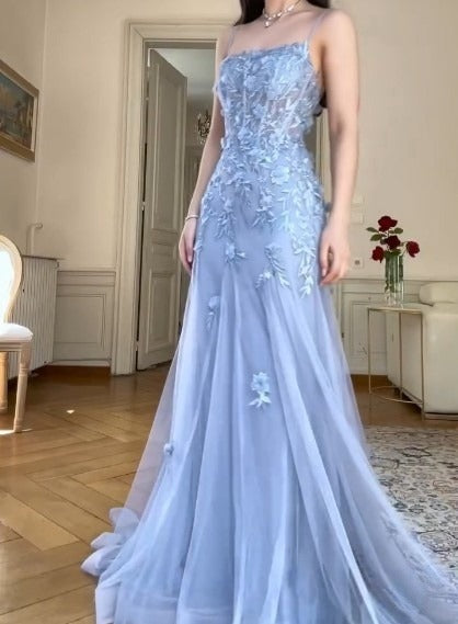 Robe de soirée longue élégante en tulle bleu, coupe trapèze, bretelles spaghetti, avec appliques, ED01799