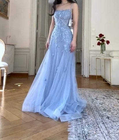 Robe de soirée longue élégante en tulle bleu, coupe trapèze, bretelles spaghetti, avec appliques, ED01799