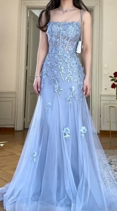 Robe de soirée longue élégante en tulle bleu, coupe trapèze, bretelles spaghetti, avec appliques, ED01799