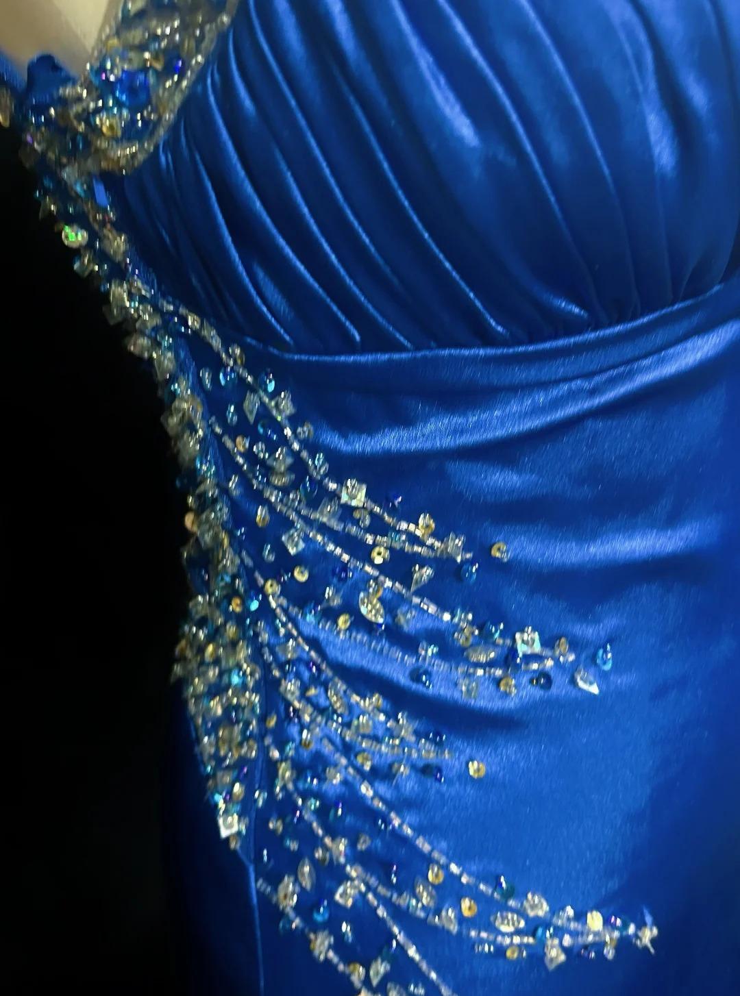 Magnifique robe de soirée longue en satin bleu roi, dos nu, perlée, ED01867
