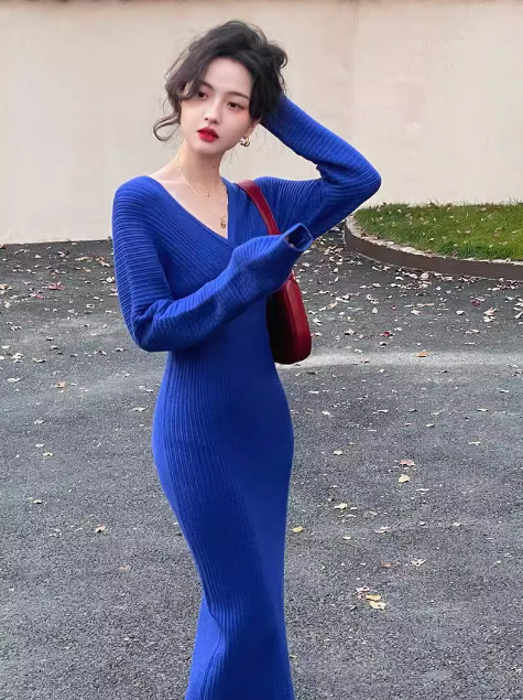 Französisches Retro-Strickkleid von Klein in Blau mit V-Ausschnitt und Hüftwickelmuster ED0203