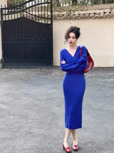 Französisches Retro-Strickkleid von Klein in Blau mit V-Ausschnitt und Hüftwickelmuster ED0203