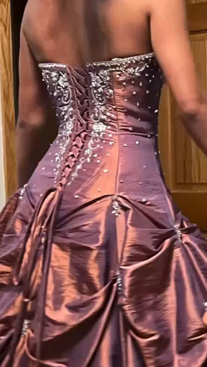 Elegantes rotbraunes trägerloses A-Linie Satin Perlen langes Ballkleid ED02067