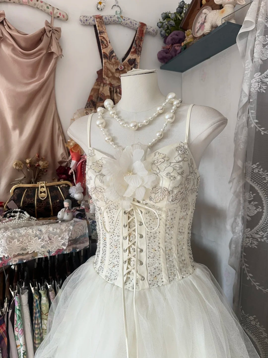 Robe de mariée trapèze classique en tulle blanc cassé à bretelles spaghetti ED02088