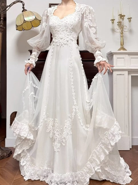 Robe de mariée élégante en tulle brodé, coupe trapèze, col en V, manches longues, style vintage, ED02206