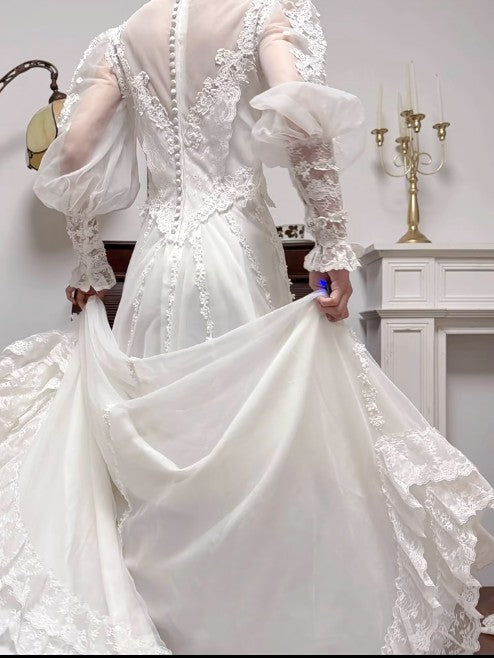 Robe de mariée élégante en tulle brodé, coupe trapèze, col en V, manches longues, style vintage, ED02206