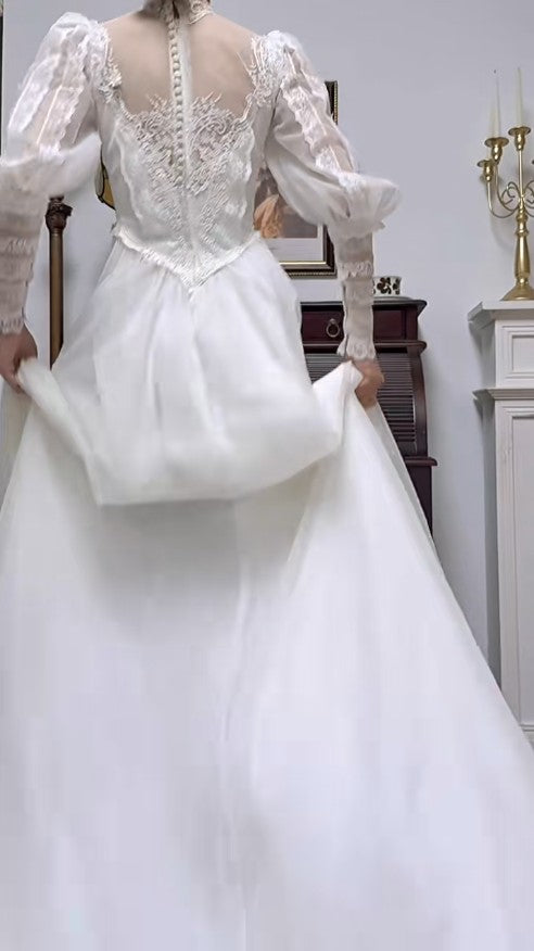 Charmante robe de mariée vintage blanche trapèze à col roulé et manches longues en tulle et dentelle perlée ED02207