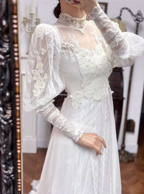 Charmante robe de mariée vintage blanche trapèze à col roulé et manches longues en tulle et dentelle perlée ED02207