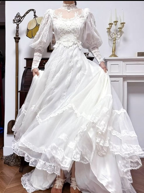 Charmante robe de mariée vintage blanche trapèze à col roulé et manches longues en tulle et dentelle perlée ED02207