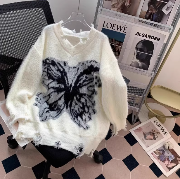 Pullover mit V-Ausschnitt und Schmetterlingsdruck im Used-Look ED0220