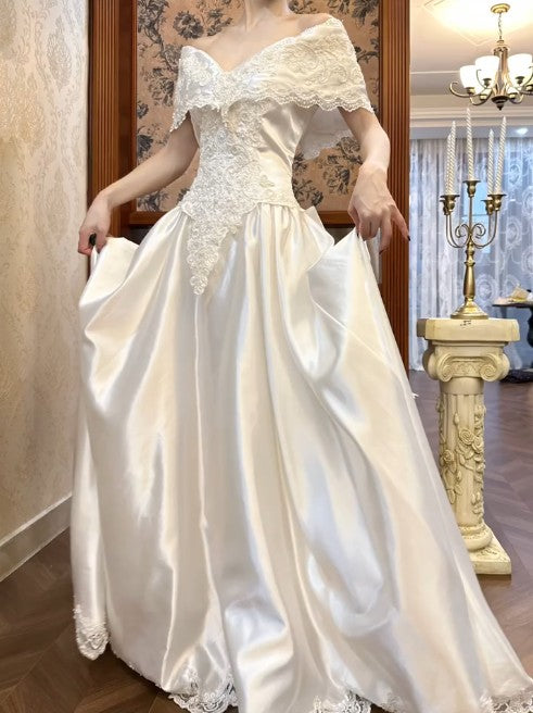 Robe de mariée élégante en satin blanc perle royale, épaules dénudées, dentelle perlée, coupe trapèze, style vintage, ED02210