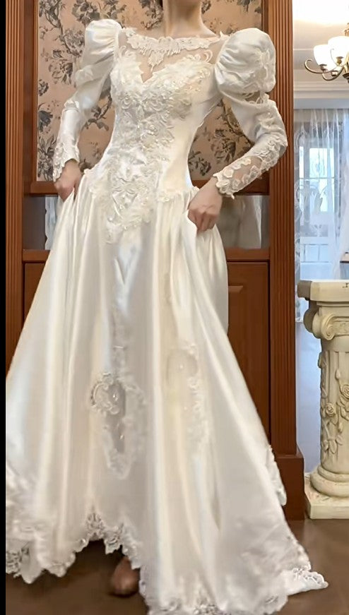 Robe de mariée vintage en satin blanc perle, col rond, manches longues, dentelle perlée, dos nu, traîne, ED02213