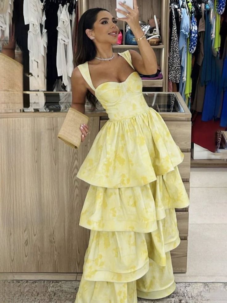 Robe de soirée longue en satin jacquard à col en cœur, coupe trapèze, jaune beurre doux, à volants superposés, ED02298