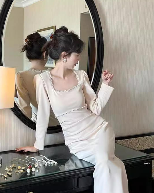 Französisches minimalistisches weißes Kleid mit quadratischem Kragen ED0229
