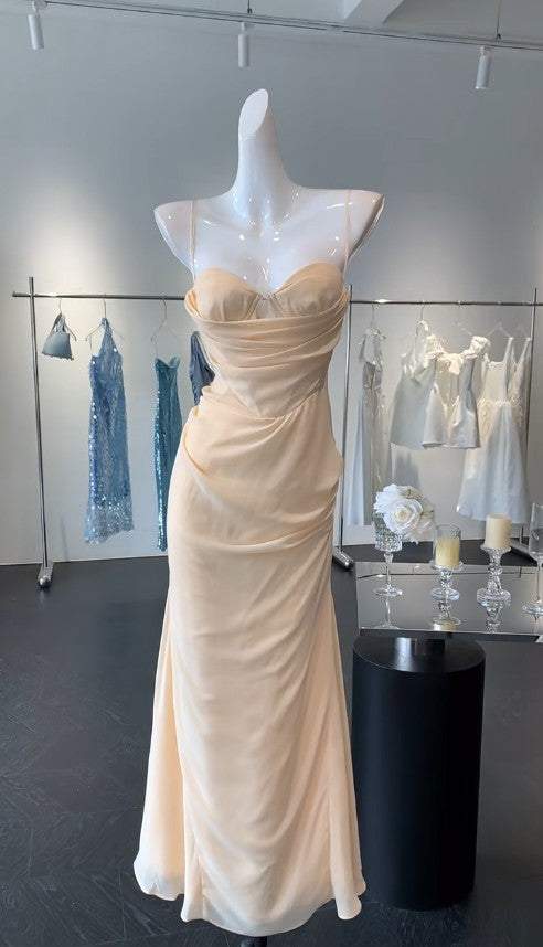 Schlichtes, leichtes Champagner-Tüllkleid mit herzförmigem Ausschnitt und offenem Rücken, langes Etuikleid, formelle Abendkleider ED02343