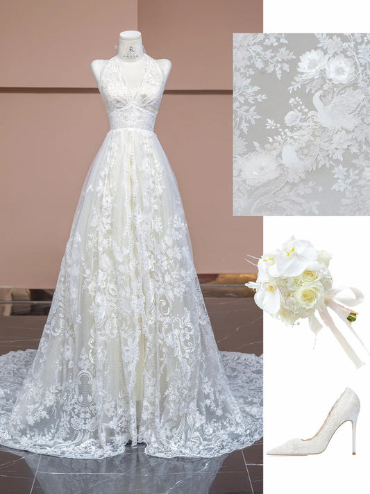 Robe de mariée trapèze blanche élégante à col en V et traîne, avec appliques en dentelle ED02345