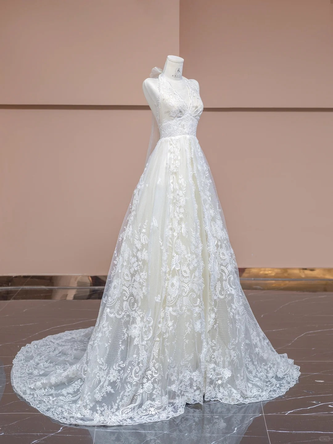 Robe de mariée trapèze blanche élégante à col en V et traîne, avec appliques en dentelle ED02345