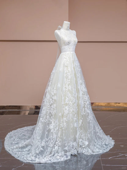 Robe de mariée trapèze blanche élégante à col en V et traîne, avec appliques en dentelle ED02345