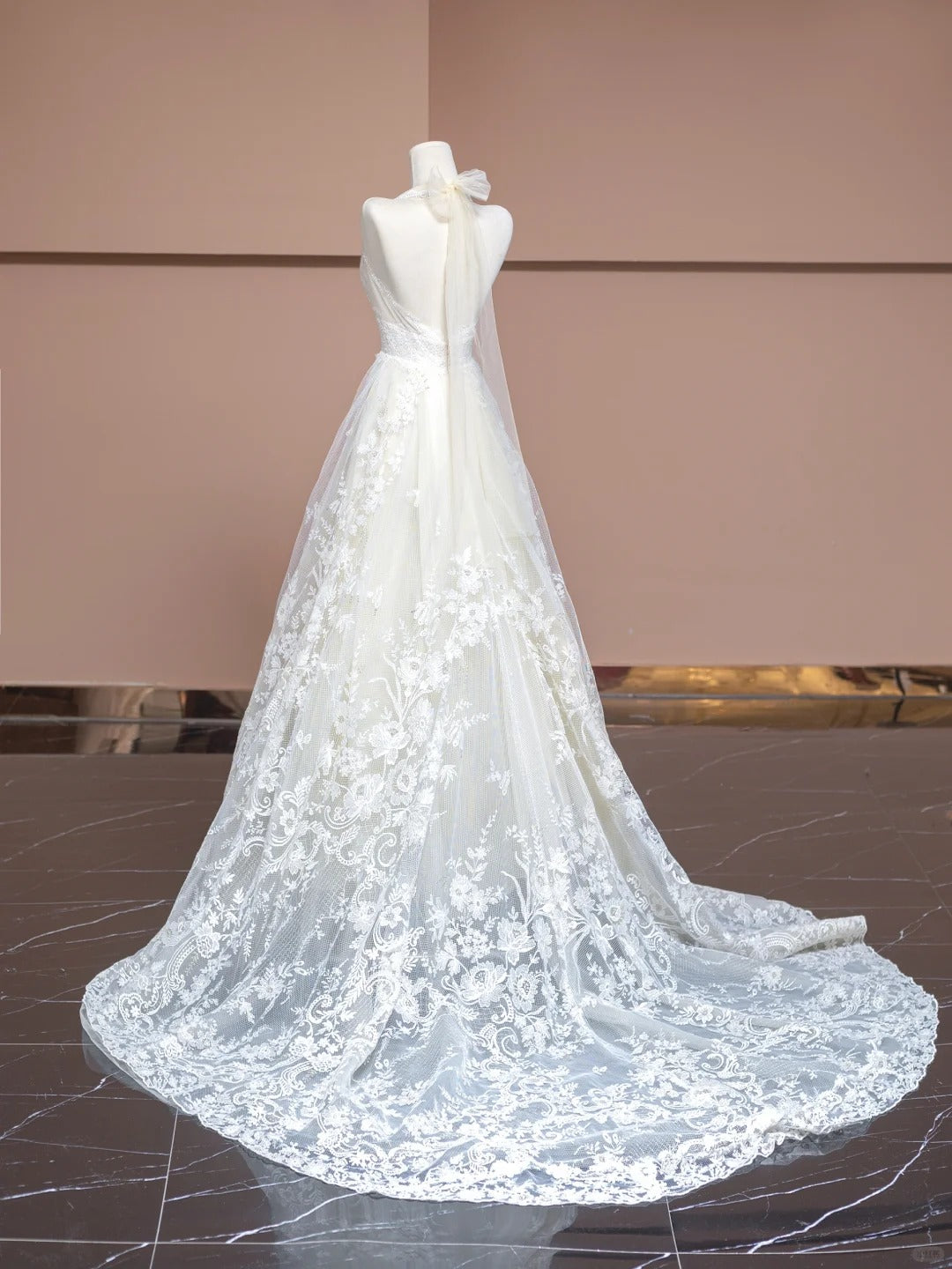 Robe de mariée trapèze blanche élégante à col en V et traîne, avec appliques en dentelle ED02345